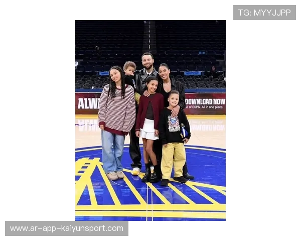 库里和妻子合拍家庭视频，亲子互动圈粉无数